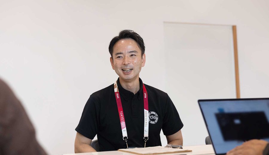 インタビューに答える茅根さん。
