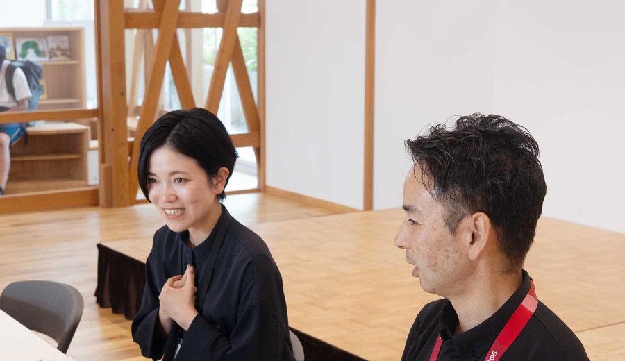 インタビューに答える豊島さんと見守る茅根さん