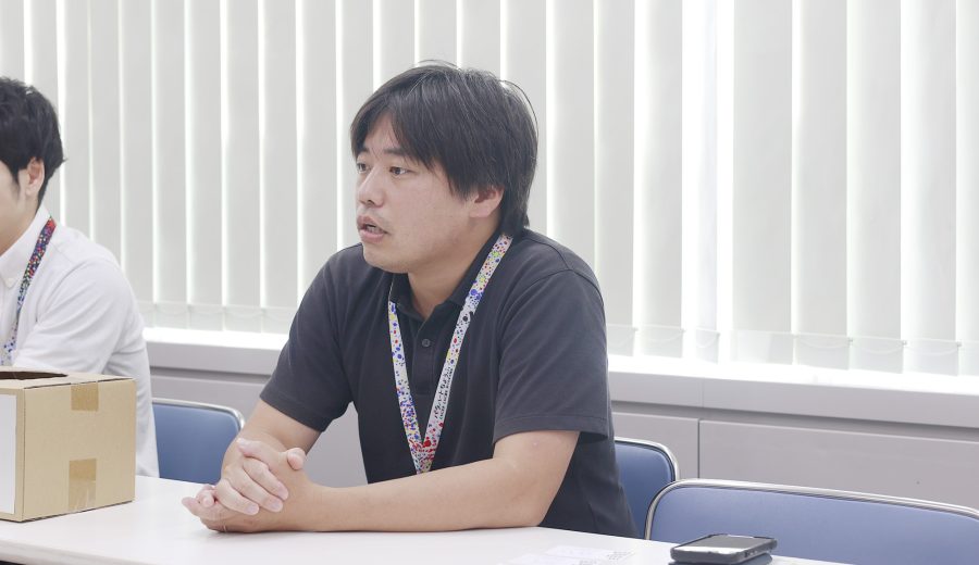 インタビュー中の写真