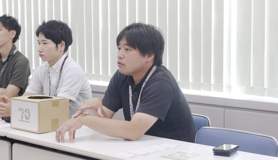 インタビュー中の写真