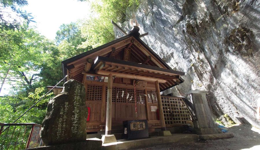 奥多摩町内にある白髭神社。拝殿に向かって右側に、建物に覆い被さるような大きな白い岩盤が露出している。
