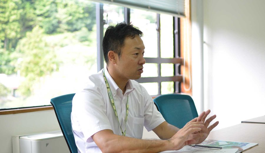 奥多摩町役場の会議室でインタビューに応じる森田さん。