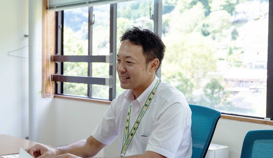 奥多摩町役場の会議室でインタビューに応じる森田さん。