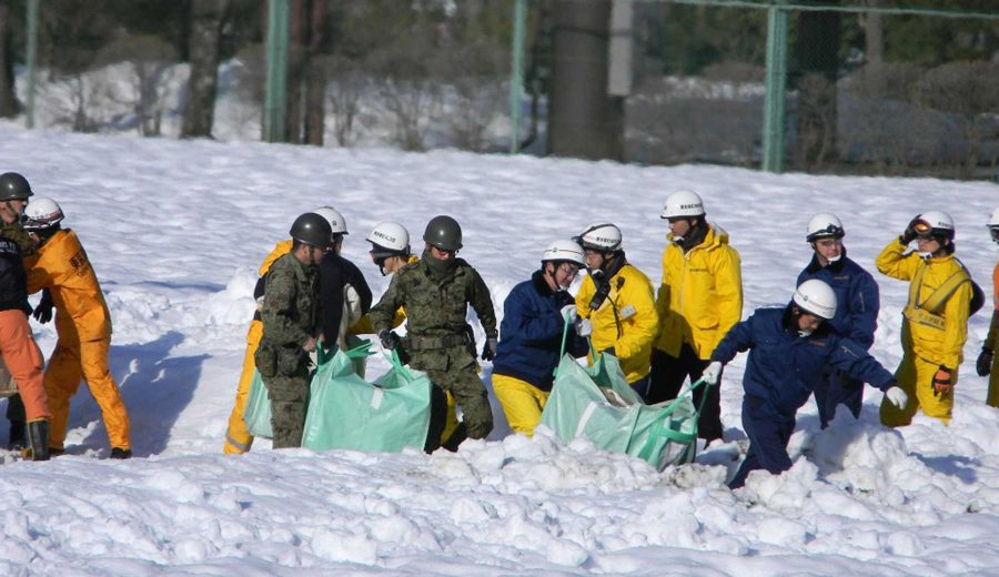 記録的な大雪で自衛隊派遣があった時の奥多摩町の様子。自衛隊や消防などが雪の中物資を運んでいる。