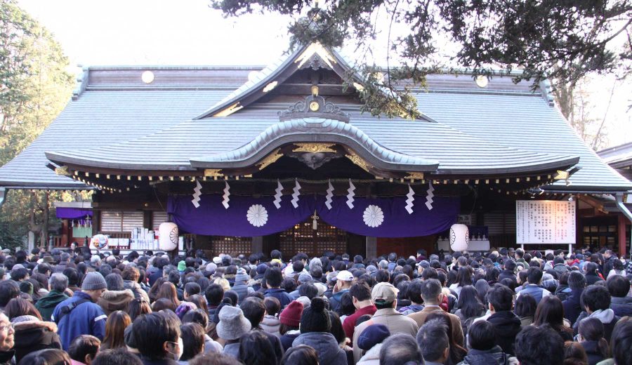 大國魂神社の初詣のため、拝殿の前に多数の参拝客が並ぶ様子