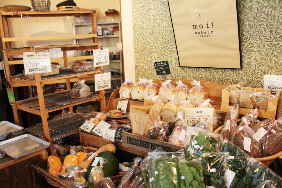moi bakeryの店内。パンと野菜が並んでいる。