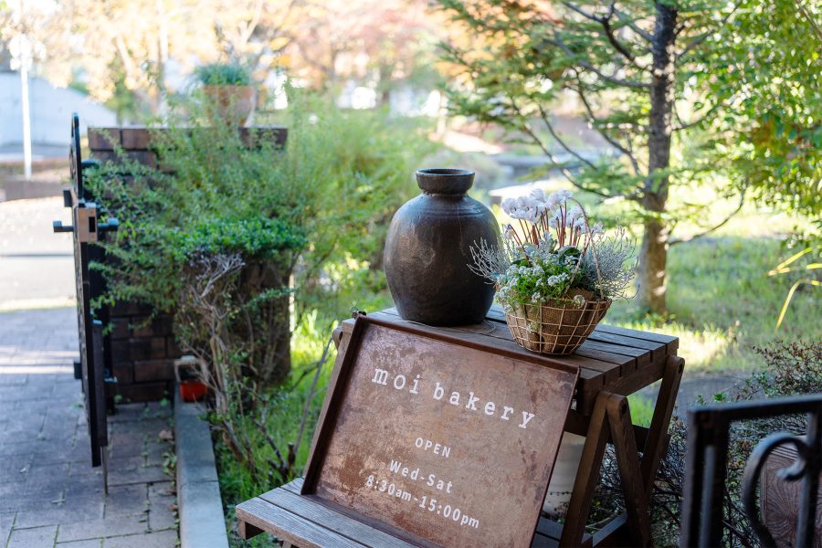 moi bakeryの入り口に設置されてある看板