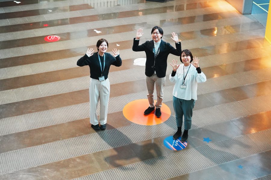 手を振る広報課の3人