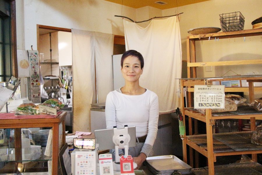 店頭に立つmoi bakeryの店長